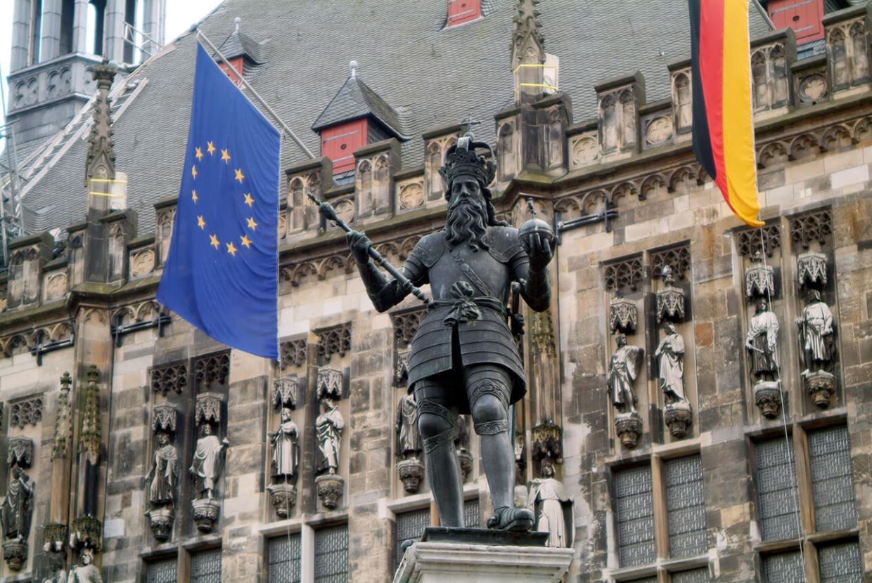Karlstatue mit Europafahne der Stadt Aachen