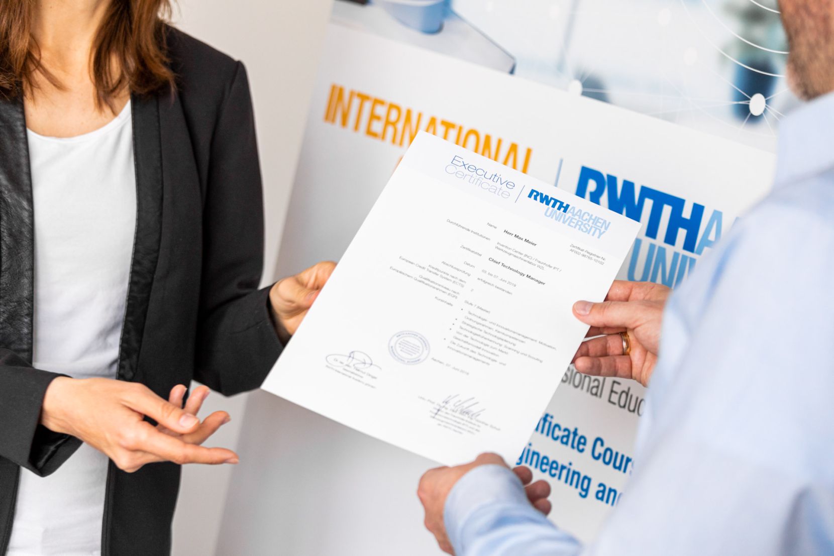 Presentation of a certificate of the RWTH International Academy